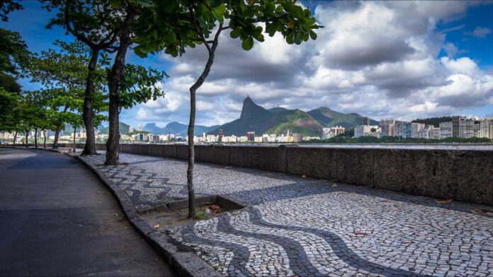 Connect Brazil Guide: Garota da Urca Bar begins with a bayside walk along Av. João Luiz Alves