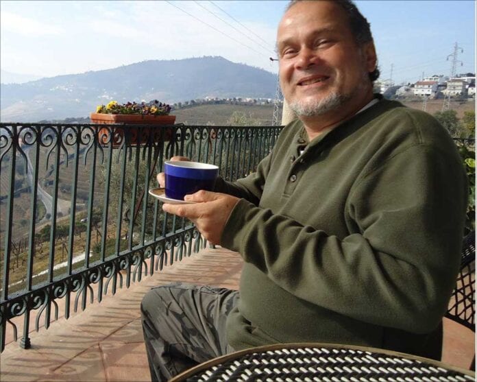 Brazilian jazz ketboarsist Marcos Ariel holding coffee cup