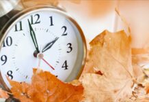 THE END OF DAYLIGHT SAVINGS TIME. AUTUMN CLICK SHOWING TWO O'CLOCK.