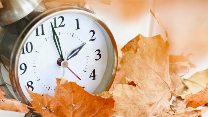 THE END OF DAYLIGHT SAVINGS TIME. AUTUMN CLICK SHOWING TWO O'CLOCK.