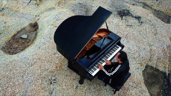 Brazilian pianist Ricardo Bacelar performing outdoors