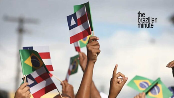 brazilian-minute-bahias-independence-day-01 Celebrating Bahia's Independence Day with handheld flags for the state of Bahia and of Brazil.