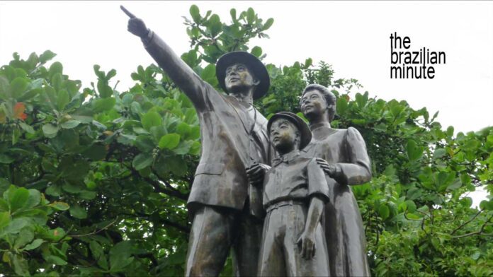 brazilian-minute-japanese-in-brazil-01 Staute in Santos, depiction the arrival of Japanese immigrates to Brazil.
