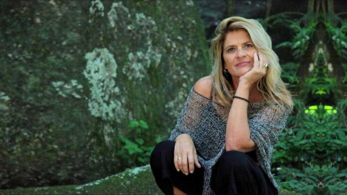 Critics Review Brazil's Claudia Villela, pianist, vocalist, songwriter.